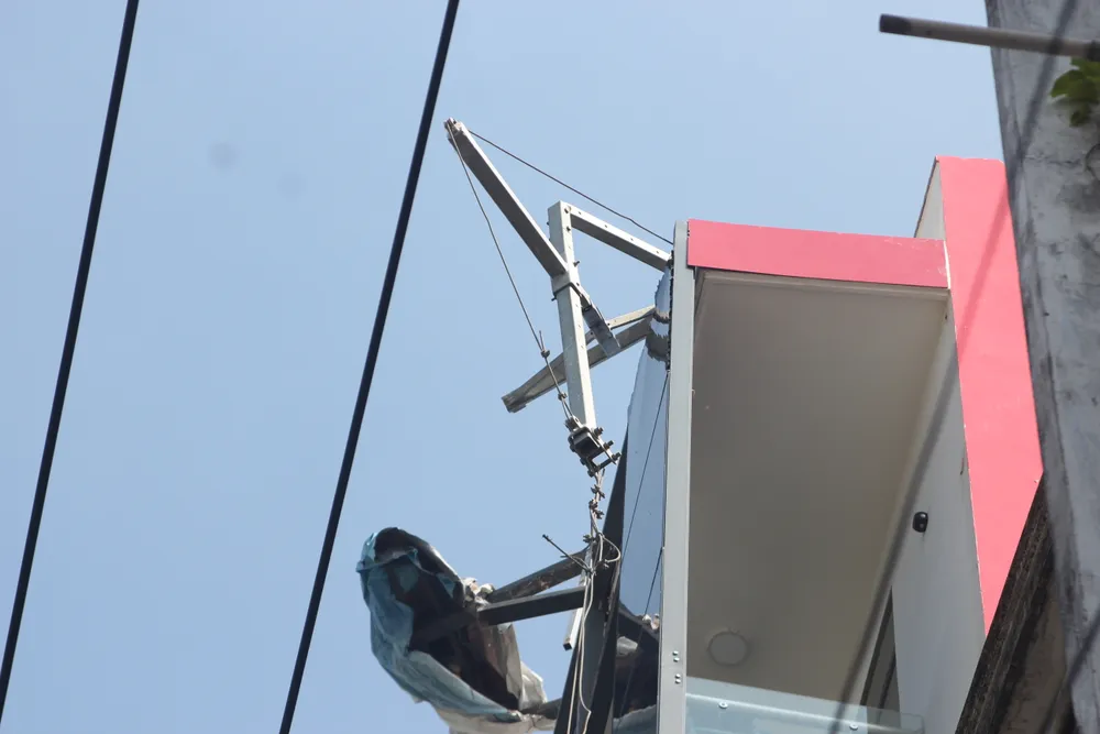 Trục tời đang thi công rơi trúng người đi đường  ảnh 3