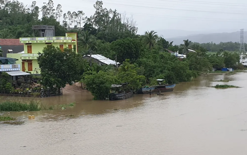 Lũ bất ngờ đổ về, cô lập trên 1.000 hộ dân ảnh 1