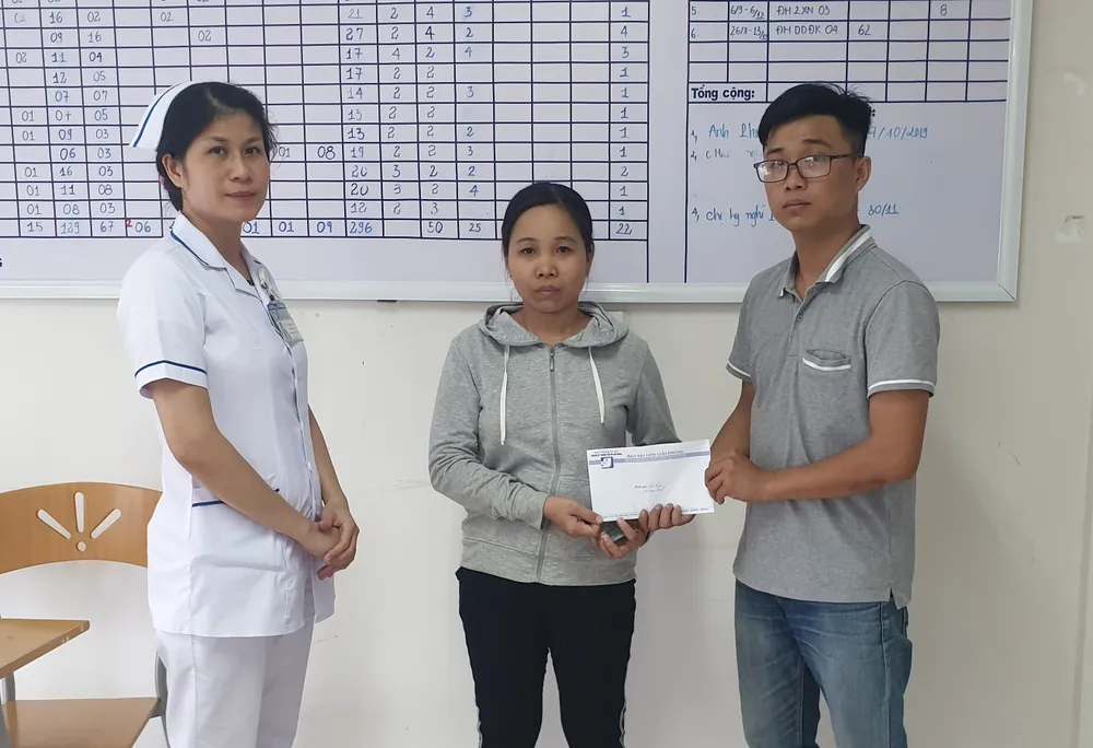 Báo SGGP trao tiền hỗ trợ gia đình chị Nga ảnh 1