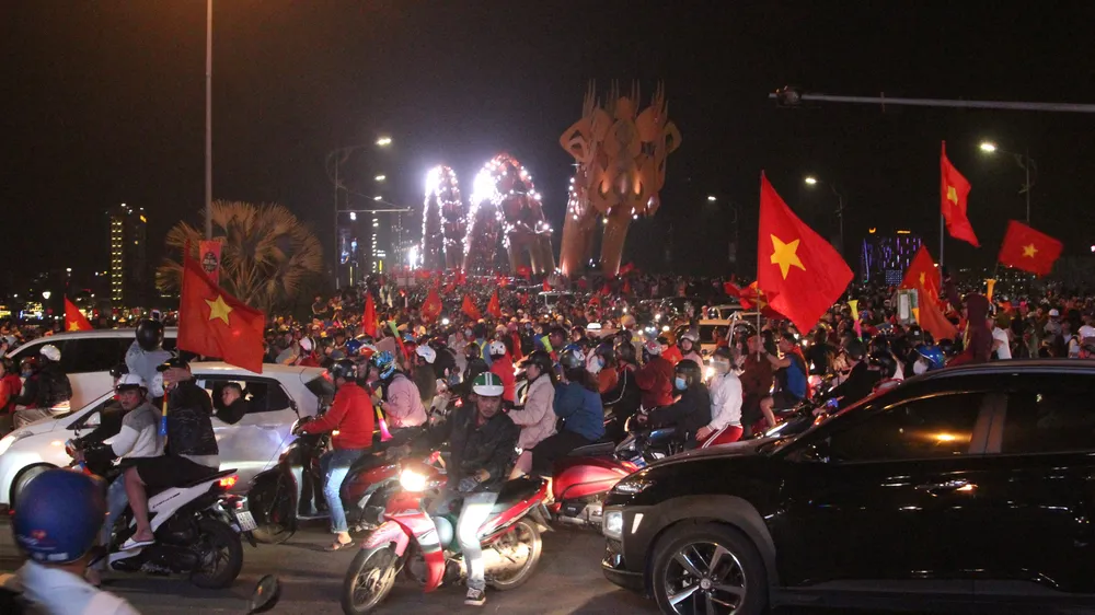 Cả nước xuống đường mừng vô địch bóng đá nam SEA games 30 ảnh 19