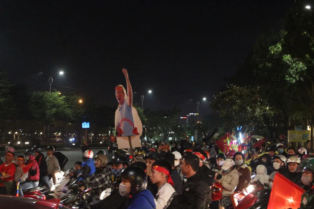 Cả nước xuống đường mừng vô địch bóng đá nam SEA games 30 ảnh 21