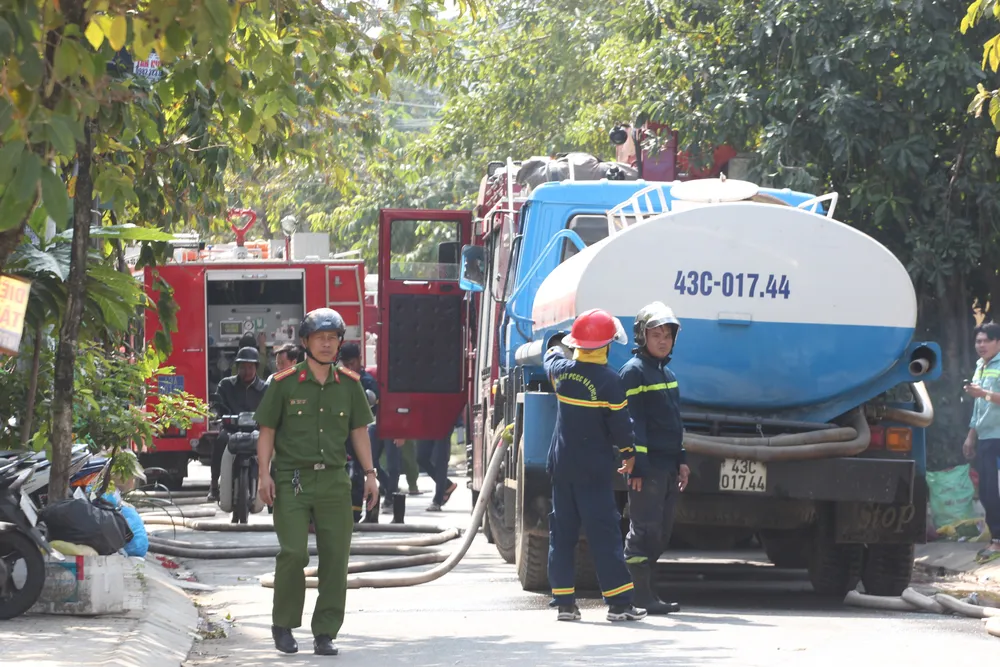 Hàng trăm người căng mình dập đám cháy lớn tại xưởng gỗ ảnh 3