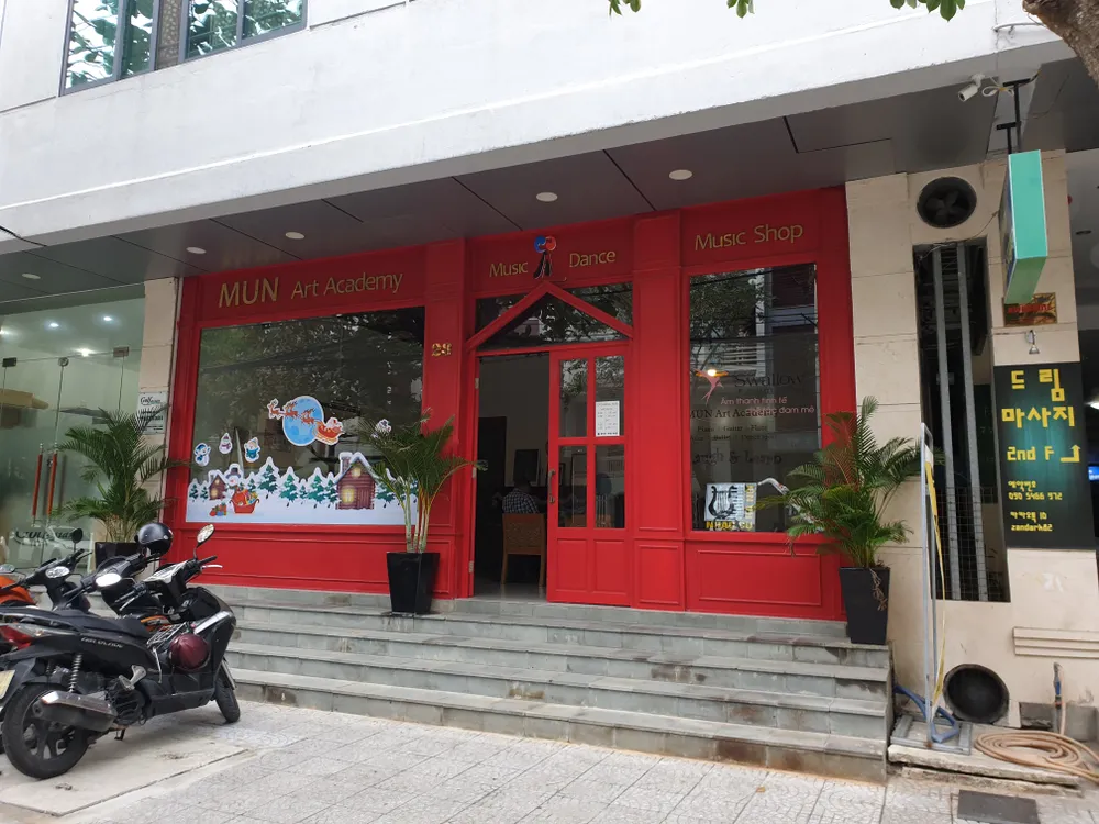 Bức xúc vì trung tâm năng khiếu không quản lý học sinh, phụ huynh đánh cô giáo ảnh 1