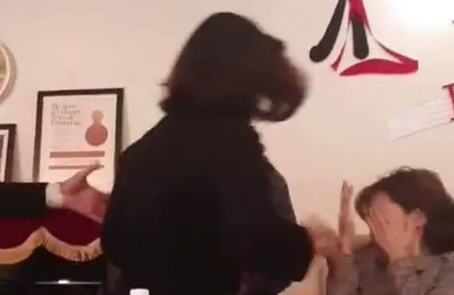 Bà Thy đánh cô giáo Hằng. Ảnh cắt từ clip