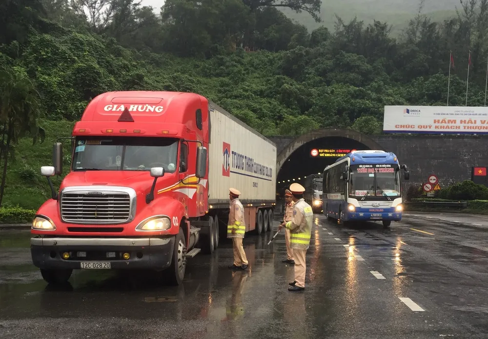 Bắt lô rượu “khủng” vận chuyển vào Nam tiêu thụ dịp Tết ảnh 1