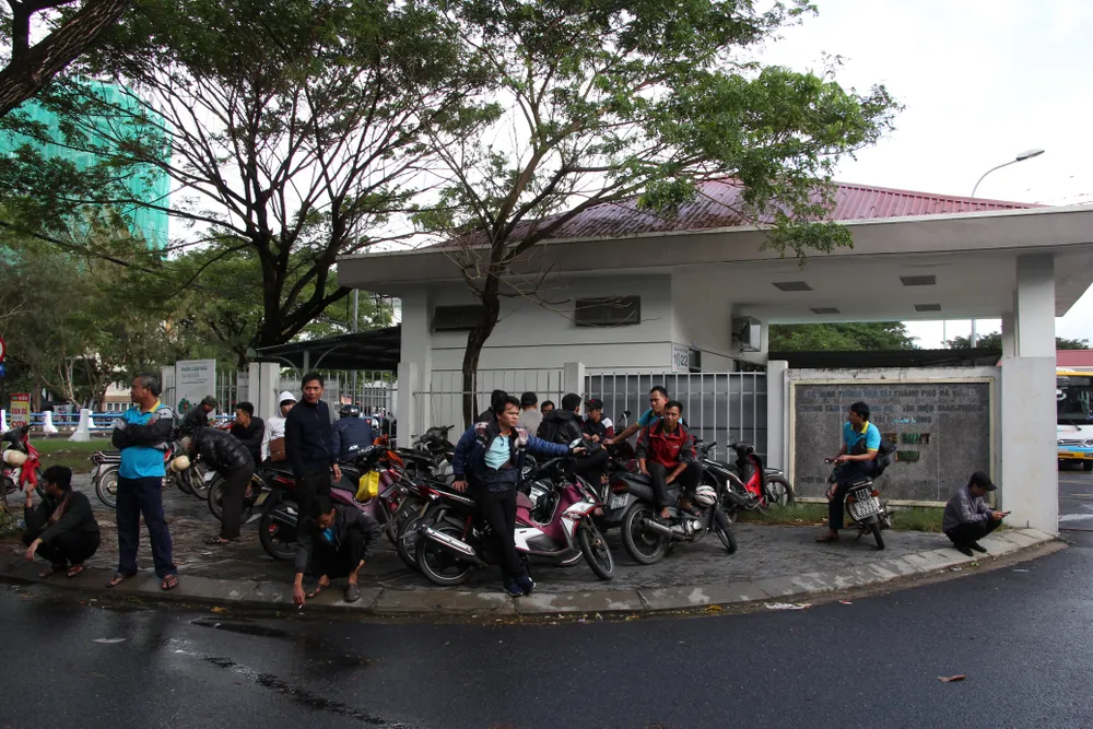 Hơn 100 người lao động bị nợ lương kéo đến công ty xe buýt đòi quyền lợi ảnh 1