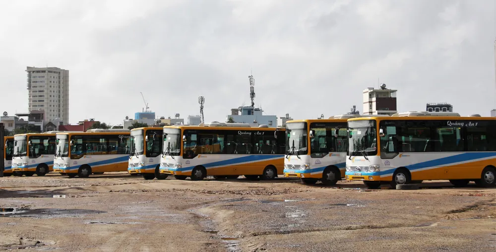 Hơn 100 người lao động bị nợ lương kéo đến công ty xe buýt đòi quyền lợi ảnh 2