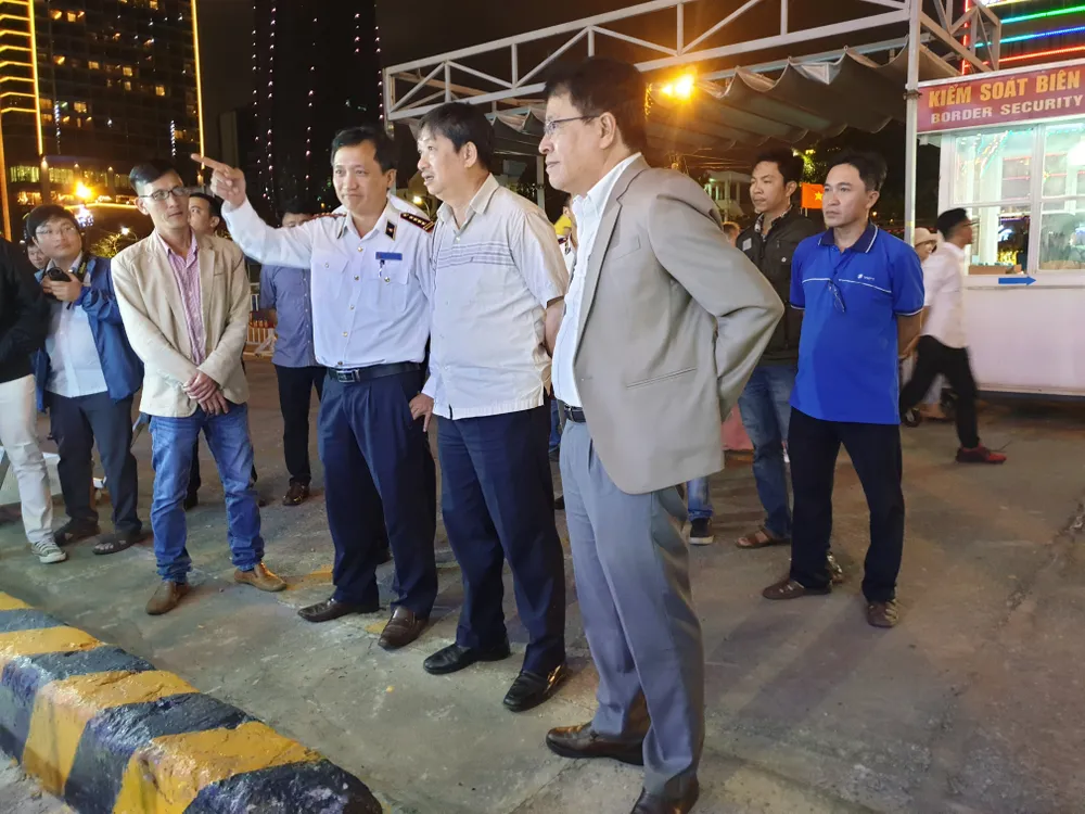 Lãnh đạo TP Đà Nẵng thăm và chúc tết các đơn vị trong đêm giao thừa ảnh 14