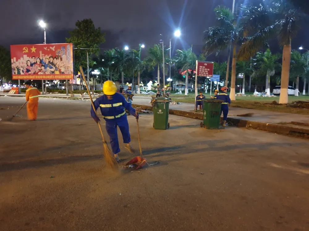 Lãnh đạo TP Đà Nẵng thăm và chúc tết các đơn vị trong đêm giao thừa ảnh 12