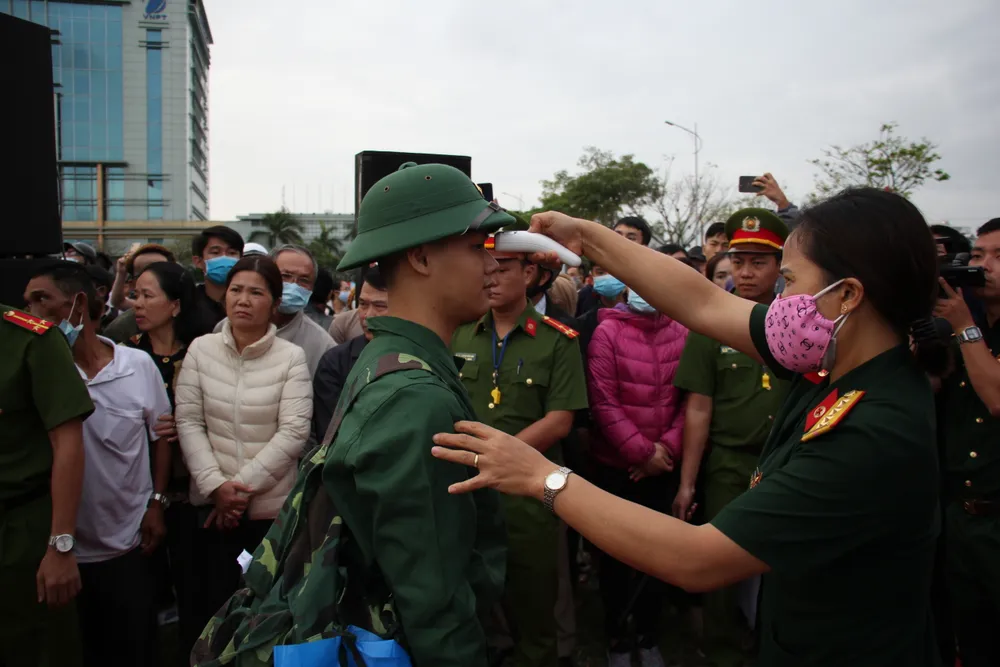 Hơn 1.000 thanh niên Đà Nẵng hăng hái lên đường nhập ngũ ảnh 5