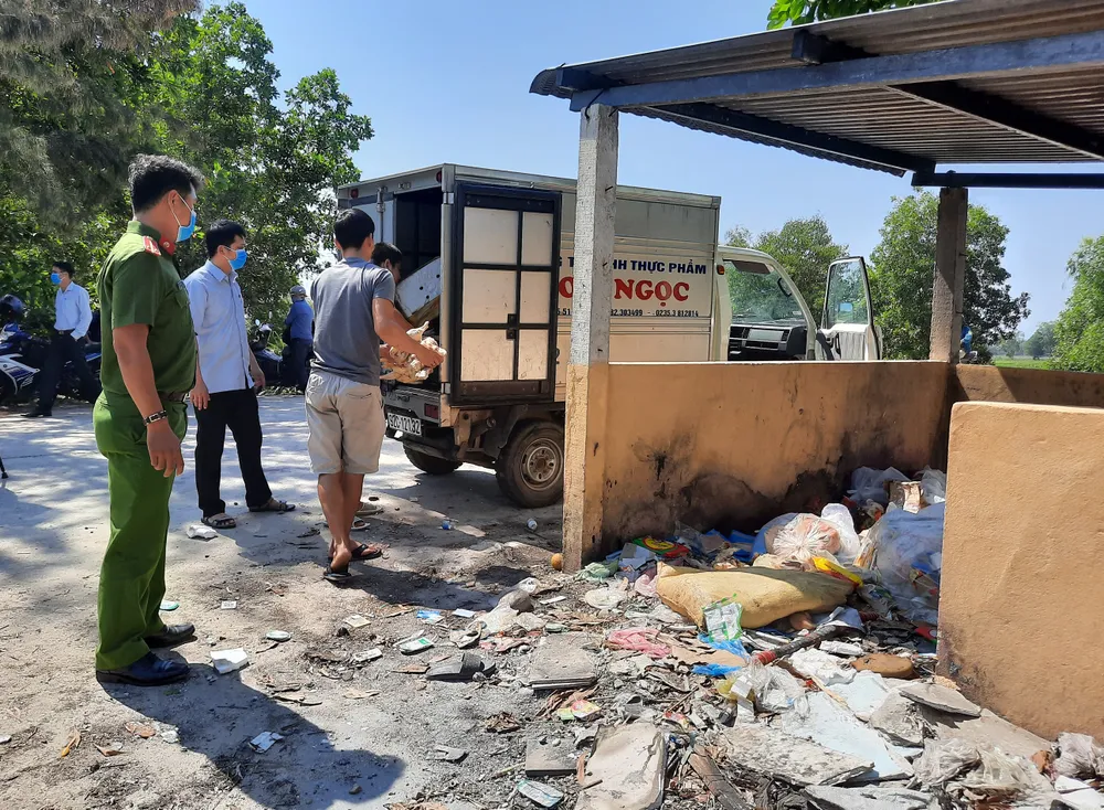Bắt quả tang 2 đối tượng đổ thực phẩm thối rữa ra môi trường ảnh 2