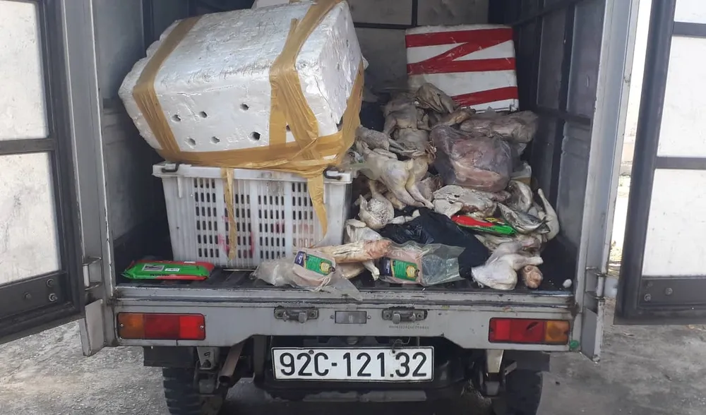 Bắt quả tang 2 đối tượng đổ thực phẩm thối rữa ra môi trường ảnh 1