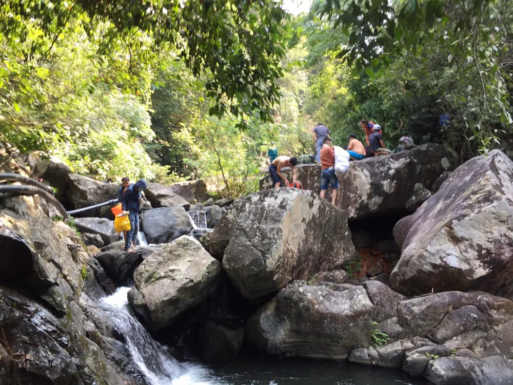 Xử phạt hàng chục người trốn chốt kiểm soát để lên núi dã ngoại ảnh 1