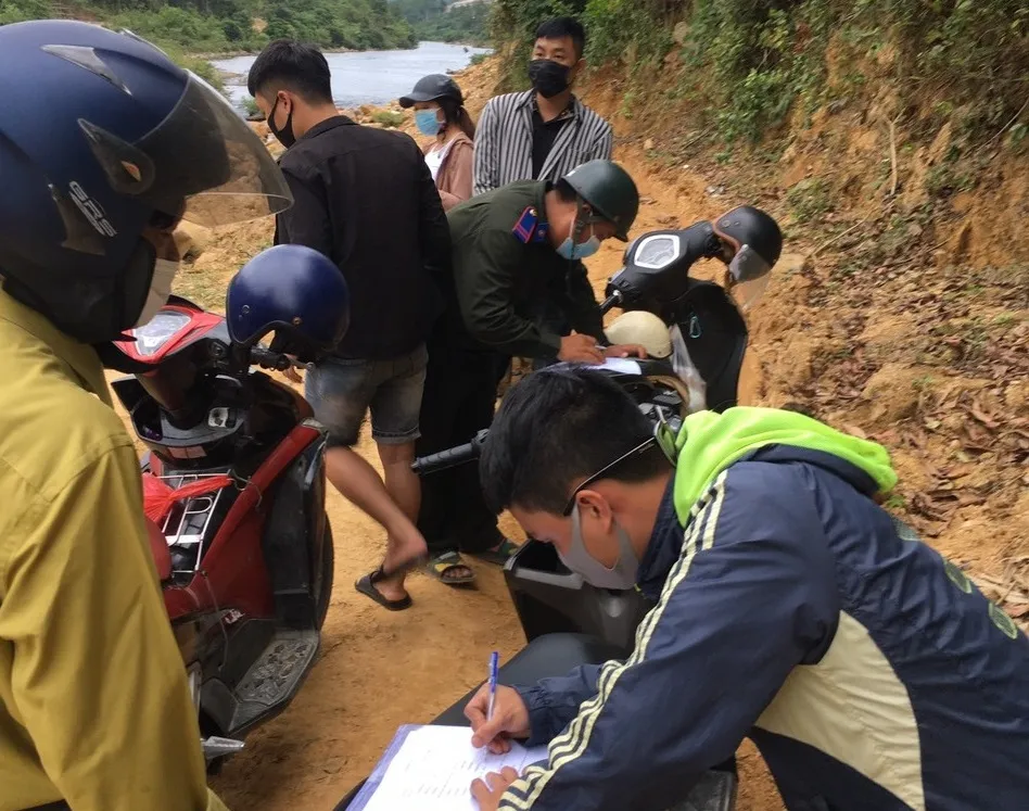 Xử phạt hàng chục người trốn chốt kiểm soát để lên núi dã ngoại ảnh 2