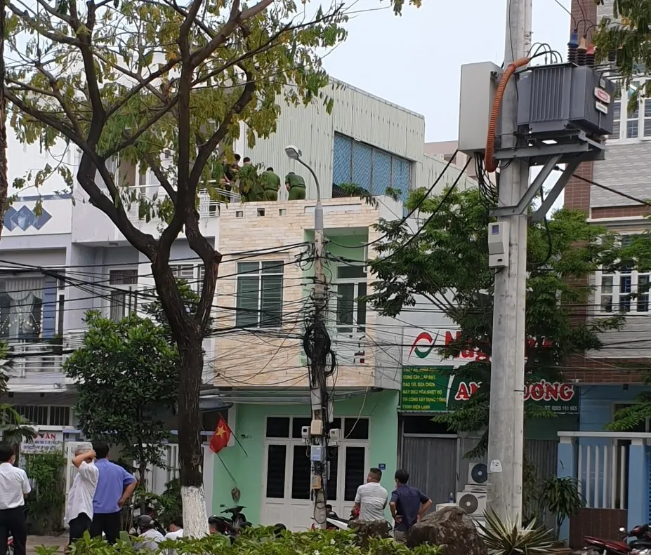 Trốn truy quét, một con bạc té lầu tử vong  ảnh 1