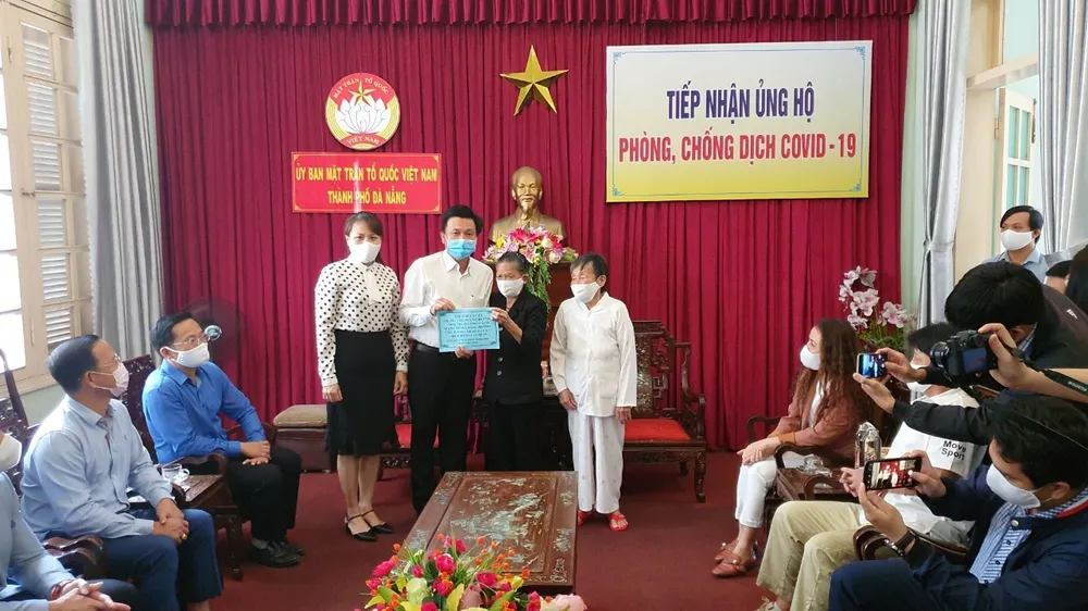 Tiếp nhận nhiều tiền và hiện vật ủng hộ phòng chống dịch Covid-19 ảnh 1