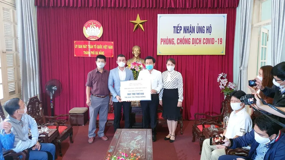 Tiếp nhận nhiều tiền và hiện vật ủng hộ phòng chống dịch Covid-19 ảnh 2