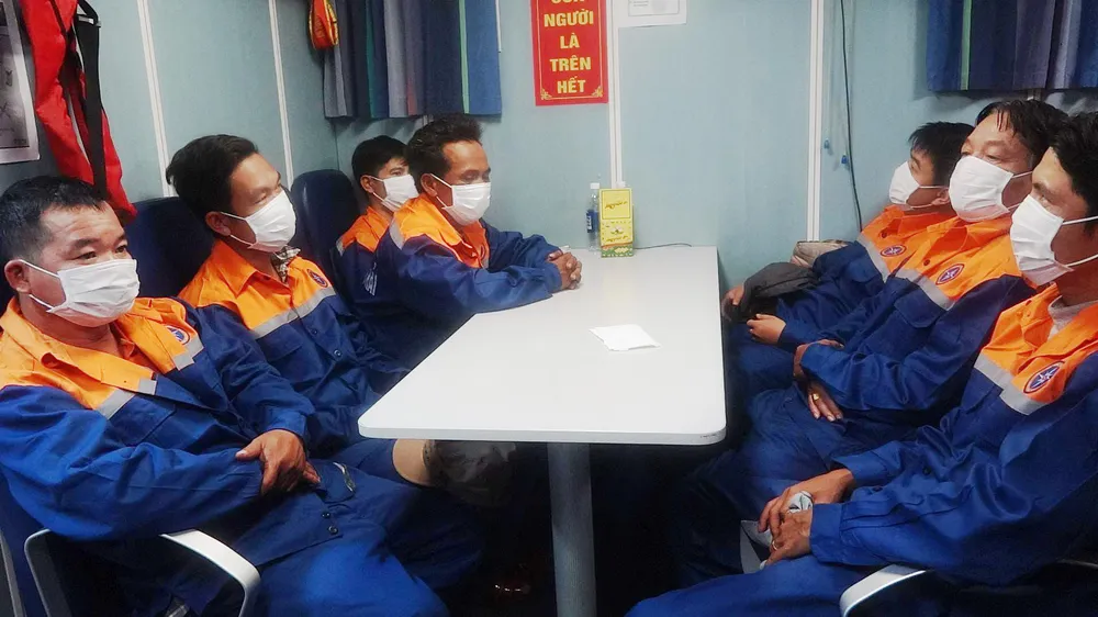 Cứu 7 ngư dân bị chìm tàu ngoài khơi tỉnh Thừa Thiên - Huế ảnh 2