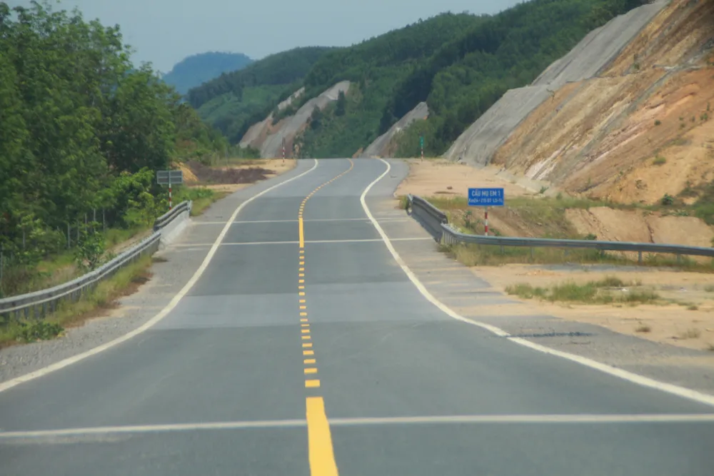 Nhiều điểm nghẽn trên cao tốc La Sơn – Túy Loan  ảnh 4