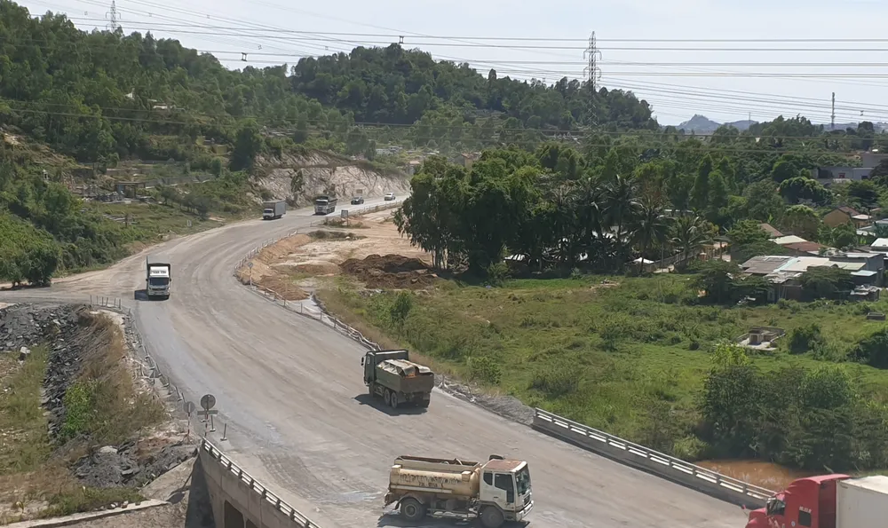 Nhiều điểm nghẽn trên cao tốc La Sơn – Túy Loan  ảnh 2