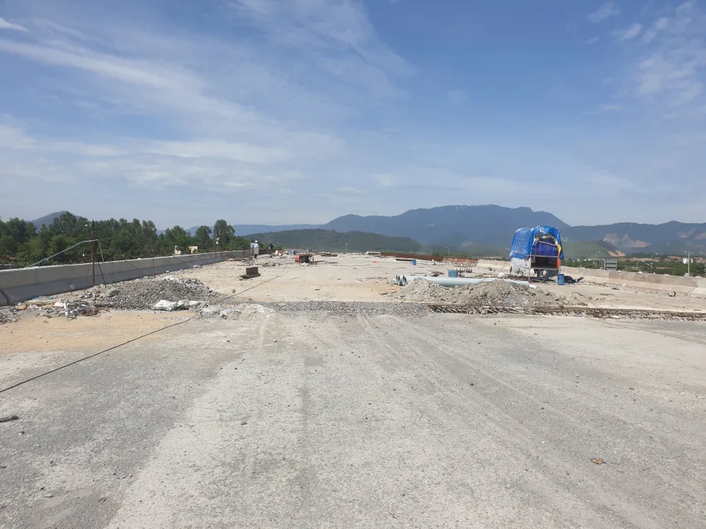 Nhiều điểm nghẽn trên cao tốc La Sơn – Túy Loan  ảnh 7