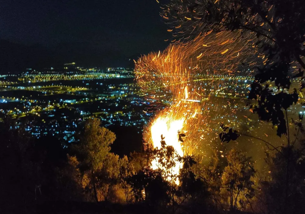 Đà Nẵng: Cháy lớn trên đỉnh núi Sọ  ảnh 2