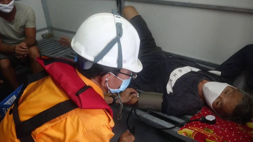 Cứu 13 ngư dân thoát chết trên vùng biển Đà Nẵng  ảnh 2