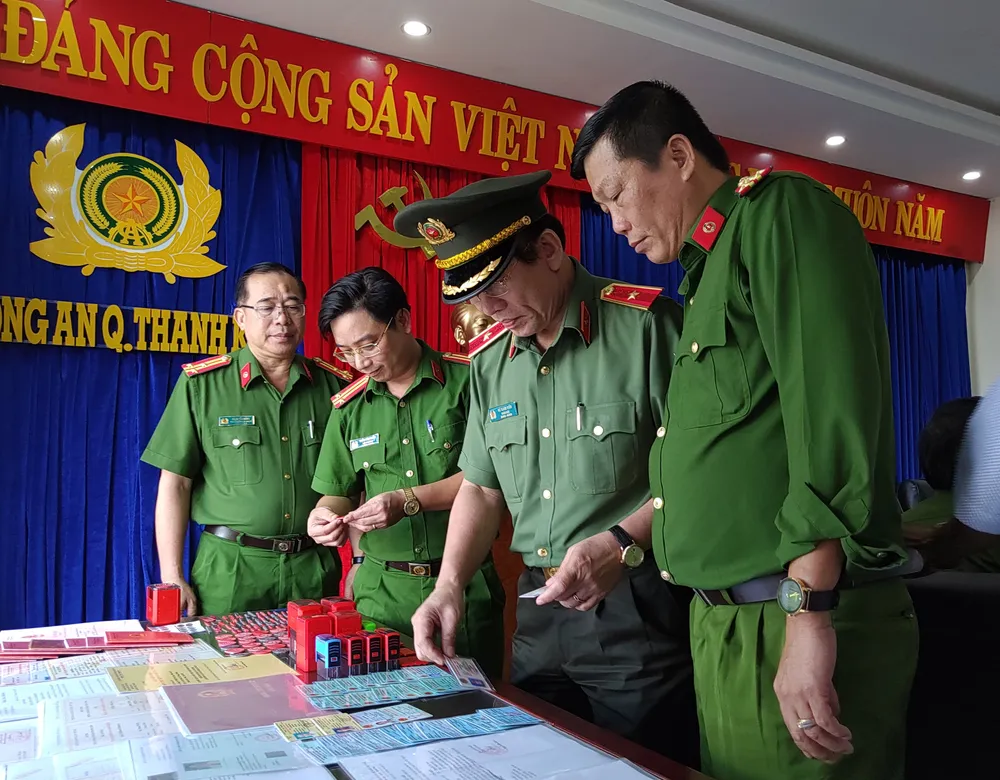 Triệt phá đường dây làm giả giấy tờ cơ quan nhà nước, công an quy mô lớn ảnh 4