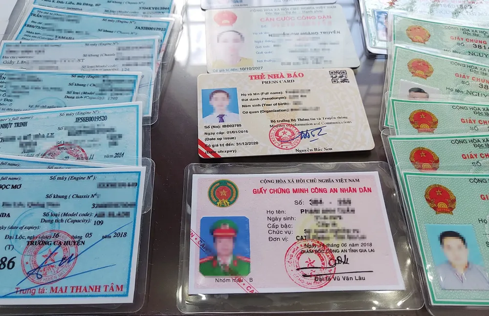 Triệt phá đường dây làm giả giấy tờ cơ quan nhà nước, công an quy mô lớn ảnh 3