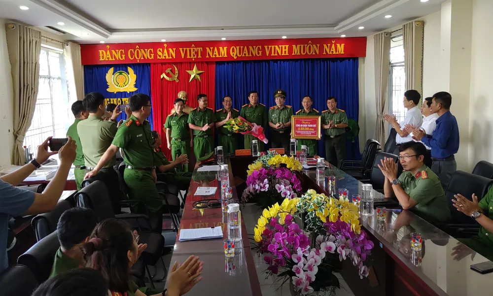 Triệt phá đường dây làm giả giấy tờ cơ quan nhà nước, công an quy mô lớn ảnh 5