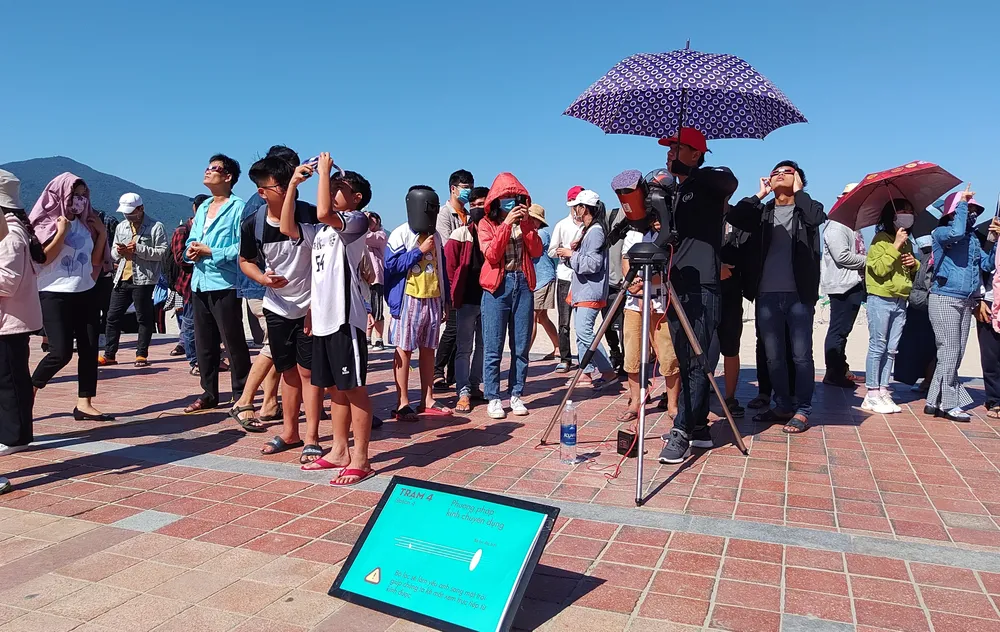 Người dân Đà Nẵng đội nắng hào hứng xem nhật thực ảnh 1