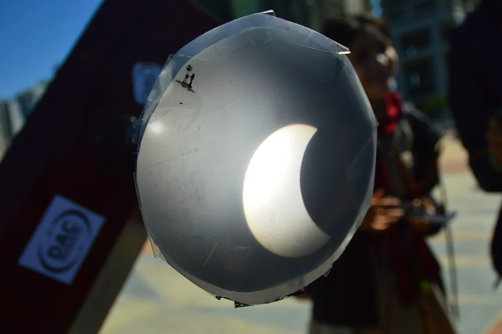 Người dân Đà Nẵng đội nắng hào hứng xem nhật thực ảnh 5