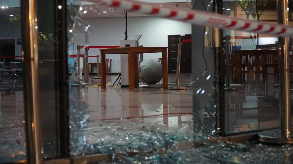 Ô tô lao vào Trung tâm hành chính Đà Nẵng sau va chạm với xe máy ảnh 2