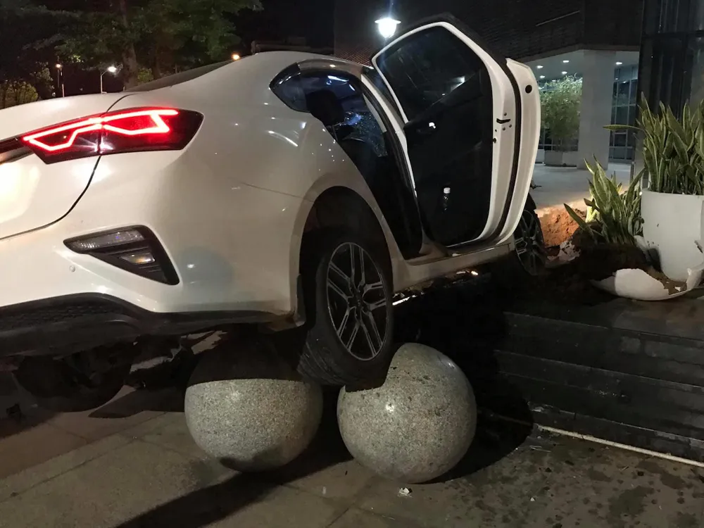 Ô tô lao vào Trung tâm hành chính Đà Nẵng sau va chạm với xe máy ảnh 1