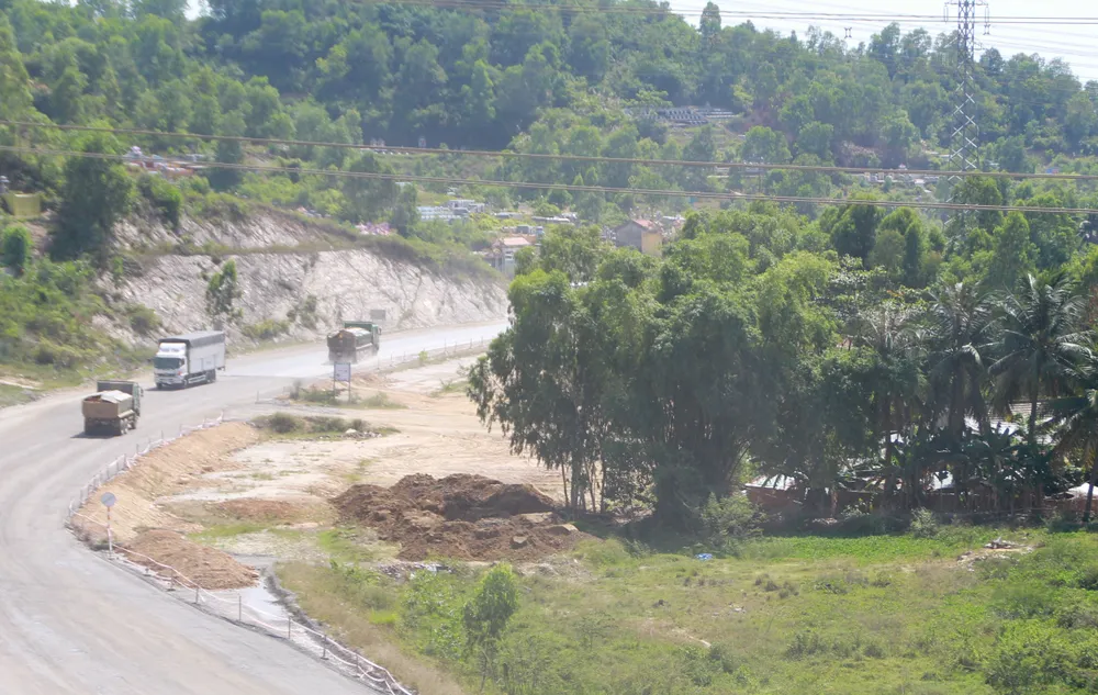 Gấp rút vận động người dân bàn giao mặt bằng để hoàn thiện cao tốc La Sơn – Túy Loan ảnh 2