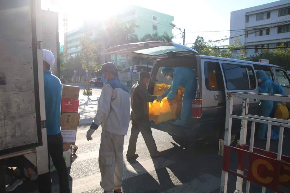 Người dân Đà Nẵng tặng nhu yếu phẩm cho 3 bệnh viện bị phong tỏa ảnh 6
