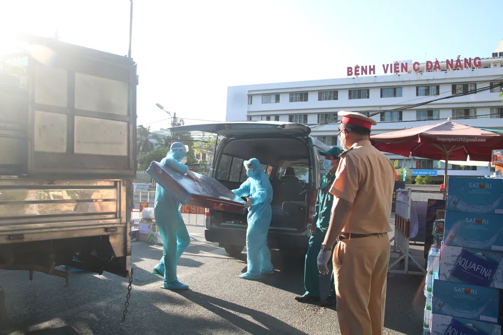 Người dân Đà Nẵng tặng nhu yếu phẩm cho 3 bệnh viện bị phong tỏa ảnh 9