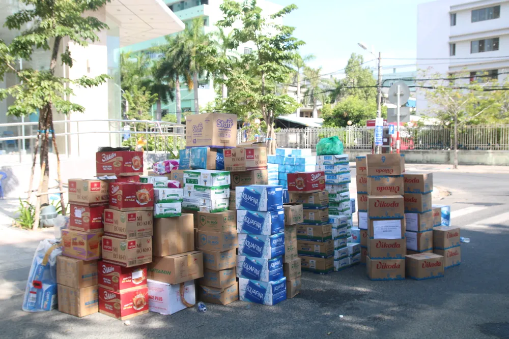 Người dân Đà Nẵng tặng nhu yếu phẩm cho 3 bệnh viện bị phong tỏa ảnh 3
