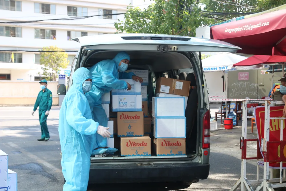 Người dân Đà Nẵng tặng nhu yếu phẩm cho 3 bệnh viện bị phong tỏa ảnh 8