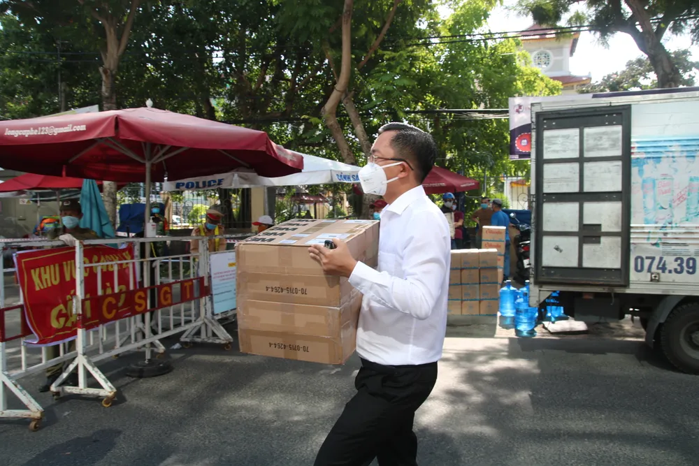 Người dân Đà Nẵng tặng nhu yếu phẩm cho 3 bệnh viện bị phong tỏa ảnh 11