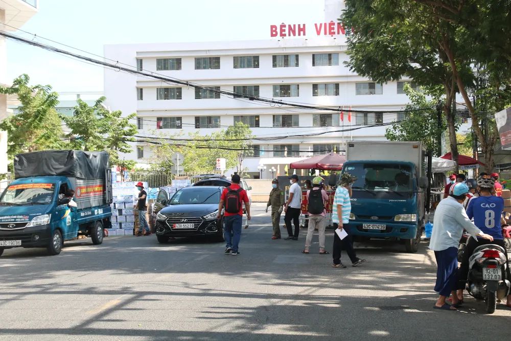 Người dân Đà Nẵng tặng nhu yếu phẩm cho 3 bệnh viện bị phong tỏa ảnh 2