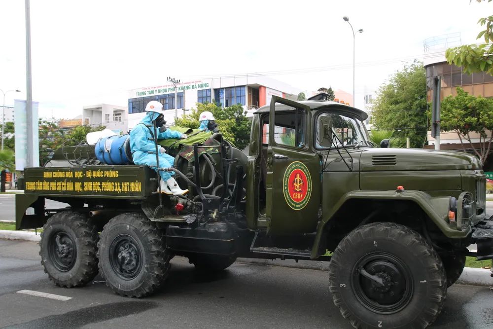 Quân đội tiến hành khử khuẩn quận Sơn Trà, TP Đà Nẵng  ảnh 5
