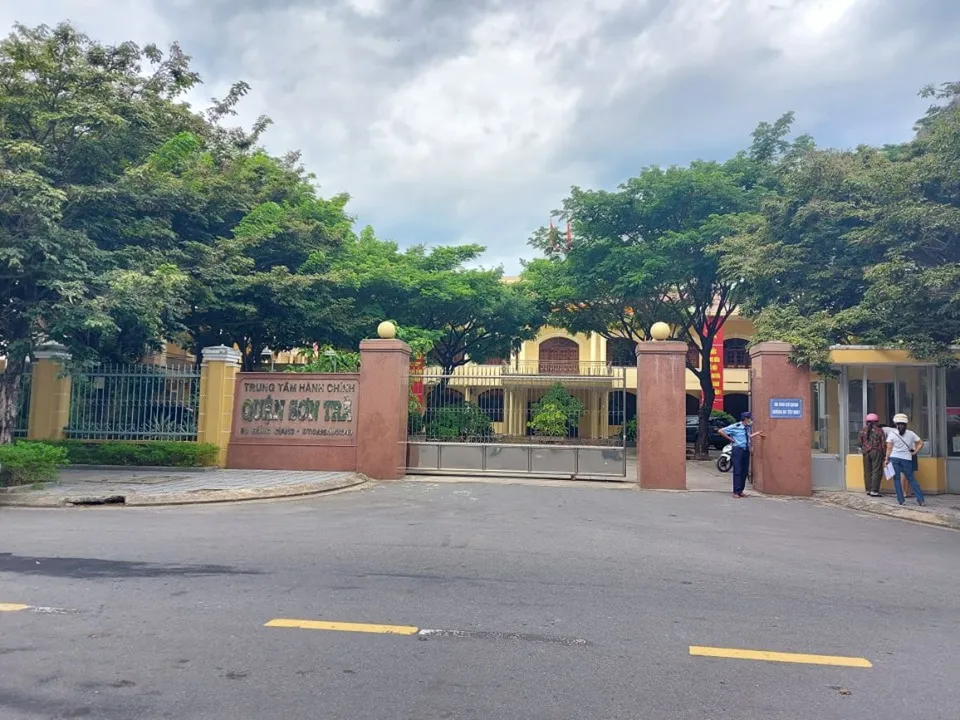 Một nhân viên văn phòng đăng ký đất đai lấy 21 sổ đỏ của người dân đi 'cho mượn' ảnh 1