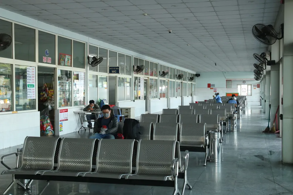 Sân ga, bến xe Đà Nẵng vắng khách ngày đầu khôi phục hoạt động ảnh 1