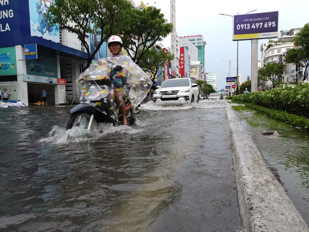 Bão số 5 gây lốc xoáy và mưa lớn nhiều nơi ảnh 13
