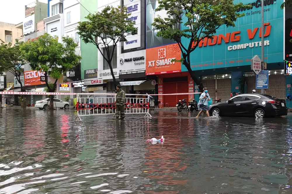 Bão số 5 gây lốc xoáy và mưa lớn nhiều nơi ảnh 17