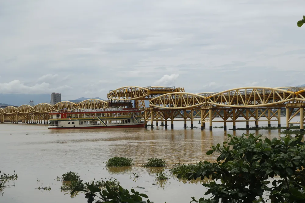 Người dân Đà Nẵng hào hứng xem cầu Nguyễn Văn Trỗi nâng nhịp ảnh 8