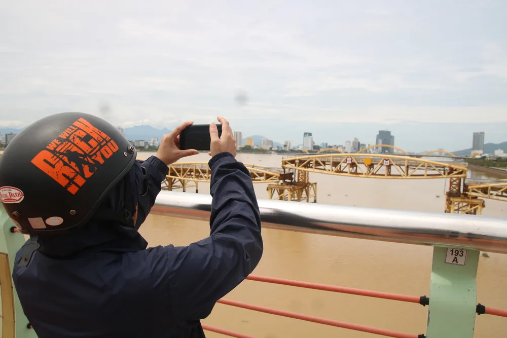 Người dân Đà Nẵng hào hứng xem cầu Nguyễn Văn Trỗi nâng nhịp ảnh 7