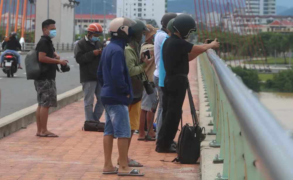 Người dân Đà Nẵng hào hứng xem cầu Nguyễn Văn Trỗi nâng nhịp ảnh 2