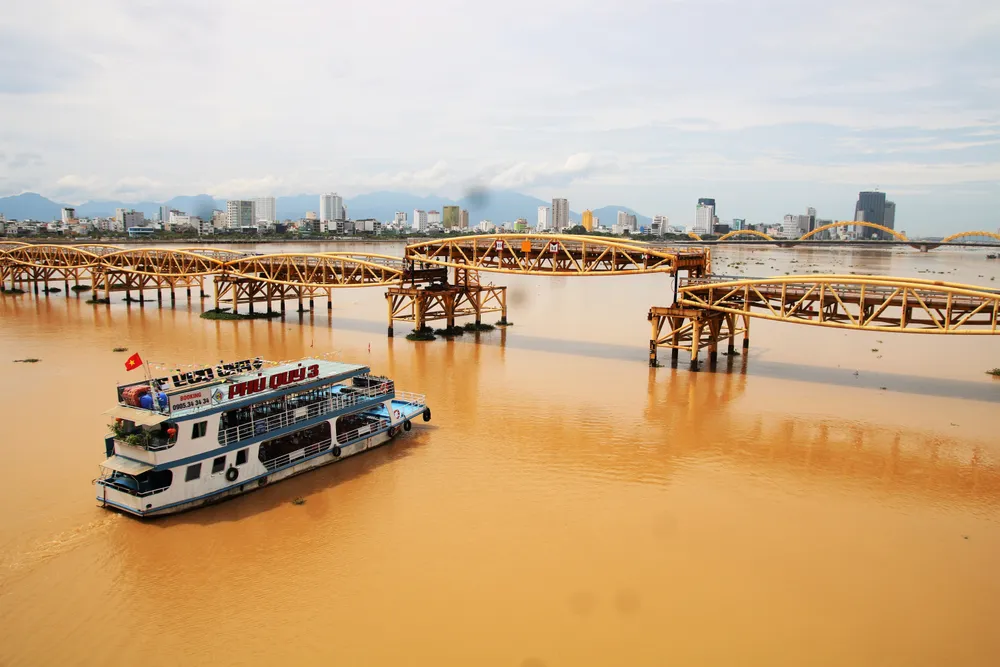 Người dân Đà Nẵng hào hứng xem cầu Nguyễn Văn Trỗi nâng nhịp ảnh 1